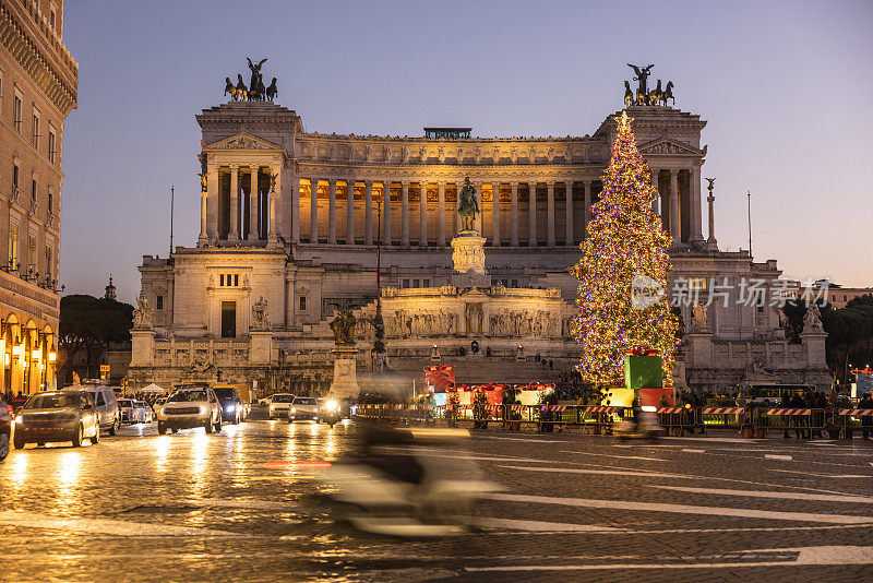 罗马Altare della Patria纪念碑和圣诞树2021年